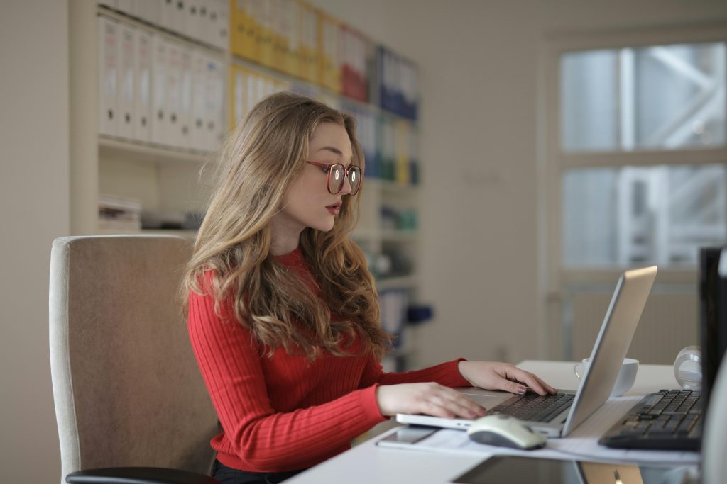 pretty accountant working on a laptop